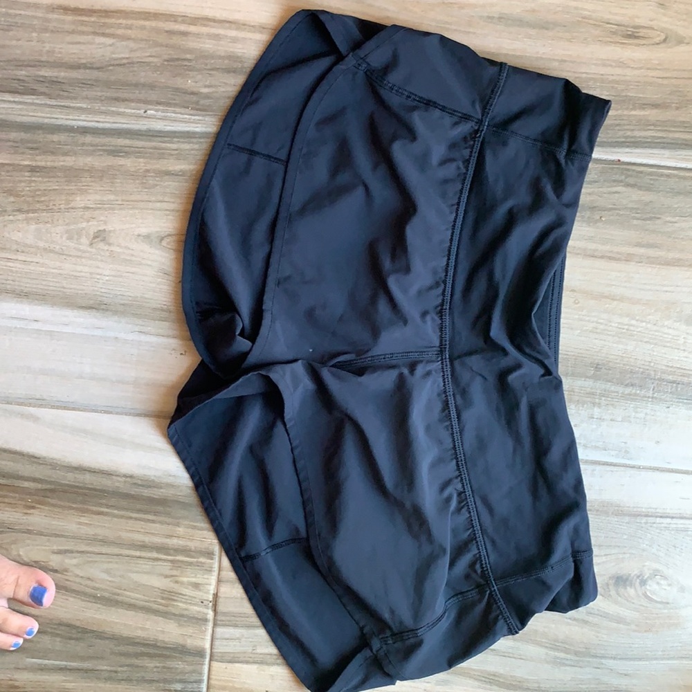 Lululemon size 8 speed up low rise shorts 2.5 in